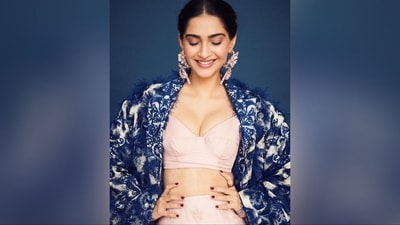 Assisted by celebrity fashion stylist Manisha Melwani, Sonam accessorised her glam look with a pair of stunning oversized earrings and high heels that completed her stylish look. (Instagram/@sonamkapoor) Assisted by celebrity fashion stylist Manisha Melwani, Sonam accessorised her glam look with a pair of stunning oversized earrings and high heels that completed her stylish look. (Instagram/@sonamkapoor)