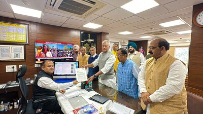 BJP delegation led by state unit chief Sunil Jakhar handing over a memorandum to Punjab chief electoral officer Sibin C (HT Photo) BJP delegation led by state unit chief Sunil Jakhar handing over a memorandum to Punjab chief electoral officer Sibin C (HT Photo)