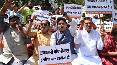 BJP leaders protest against chief minister Arvind Kejriwal at Rajghat on Saturday. (Arvind Yadav/HT Photo) BJP leaders protest against chief minister Arvind Kejriwal at Rajghat on Saturday. (Arvind Yadav/HT Photo)