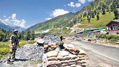 FILE PHOTO: India's Border Security Force (BSF) soldiers stand guard at a checkpoint along a highway leading to Ladakh, at Gagangeer in Kashmir's Ganderbal district June 17, 2020. REUTERS/Danish Ismail/File Photo (REUTERS) FILE PHOTO: India's Border Security Force (BSF) soldiers stand guard at a checkpoint along a highway leading to Ladakh, at Gagangeer in Kashmir's Ganderbal district June 17, 2020. REUTERS/Danish Ismail/File Photo (REUTERS)
