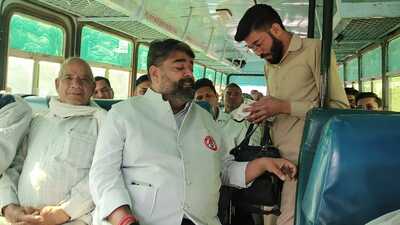 His office said the minister spoke to the passengers and sought suggestions on how to improve the working of roadways by adding more facilities and reducing inconvenience to them. (HT Photo)