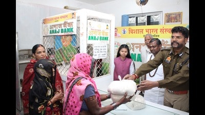 Joint Commissioner of Police K Ejilearassane distributing grains from Anaj Bank at Subhash Bhavan in Varanasi on Saturday. (HT Photo) Joint Commissioner of Police K Ejilearassane distributing grains from Anaj Bank at Subhash Bhavan in Varanasi on Saturday. (HT Photo)