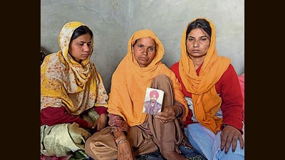 Manpreet Kaur, who lost her husband, Karamjit Singh, 70, with her daughters on Saturday. (HT Photo) Manpreet Kaur, who lost her husband, Karamjit Singh, 70, with her daughters on Saturday. (HT Photo)