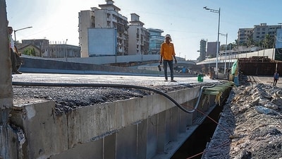 Mumbai, India - Feb. 23, 2024: The BMC has said that it is appoiting VJTI and IIT to figure out a solution to connect Barfiwala flyover with the Gokhale Bridge. There is nearly two meters of gap between the two currently. in Mumbai, India, on Friday, February 23, 2024. (Photo by Satish Bate/ Hindustan Times) (Hindustan Times)