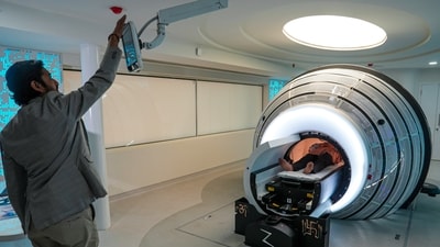 New Delhi: A demonstration of ZAP - X gyroscopic radiosurgery platform, after its unveiling at the Indraprastha Apollo hospital, in New Delhi, Friday, March 8, 2024. (PTI Photo/Manvender Vashist Lav)  (PTI03_08_2024_000341B) (PTI)