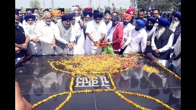 Shiromani Akali Dal (SAD) president Sukhbir Singh Badal paying tributes to Shaheed Bhagat Singh on his death anniversary at his ancestral village in Khatkar Kalan on Saturday. (HT Photo) Shiromani Akali Dal (SAD) president Sukhbir Singh Badal paying tributes to Shaheed Bhagat Singh on his death anniversary at his ancestral village in Khatkar Kalan on Saturday. (HT Photo)