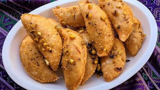 Gujiya (North India): A quintessential Holi treat, Gujiya is a sweet dumpling filled with khoya, nuts, and coconut, deep-fried to golden perfection. This North Indian delicacy symbolizes the richness and sweetness of the festival.&nbsp;(Pinterest (File Photo))