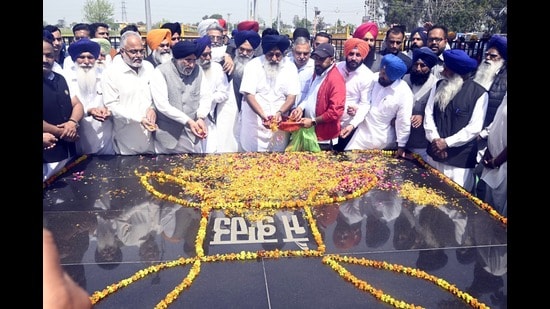 Shiromani Akali Dal (SAD) president Sukhbir Singh Badal paying tributes to Shaheed Bhagat Singh on his death anniversary at his ancestral village in Khatkar Kalan on Saturday. (HT Photo)