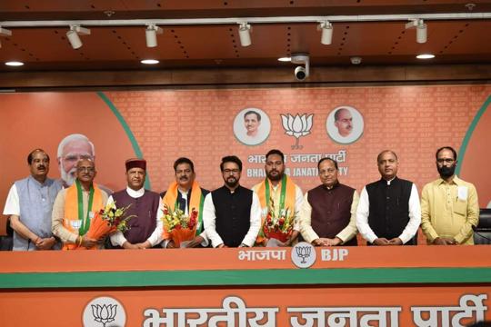 Ashish Sharma, Hoshiyar Singh and KL Thakur (holding bouquets), who were elected as Independents and resigned on Friday, also joined the BJP in New Delhi on Saturday. (HT Photo) Ashish Sharma, Hoshiyar Singh and KL Thakur (holding bouquets), who were elected as Independents and resigned on Friday, also joined the BJP in New Delhi on Saturday. (HT Photo)