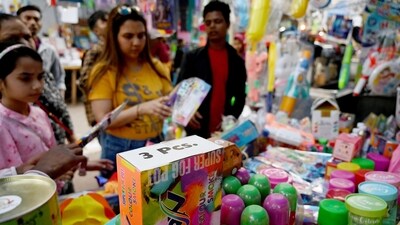 People can be seen buying colours and water bottles for Holi in Sector 27 Indira Market, in Noida. (HT Photo/Sunil Ghosh) People can be seen buying colours and water bottles for Holi in Sector 27 Indira Market, in Noida. (HT Photo/Sunil Ghosh)
