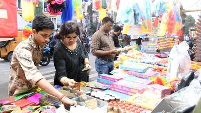 Streets across the country were dotted with make-shift shops selling gulal, colours, toys, and other decor. (HT Photo/Santosh Kumar)