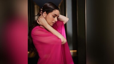 Assisted by makeup artist Shraddha Mishra, Aditi got decked up in nude eyeshadow, smudged eyeliner, mascaraed lashes, darkened brows, contoured cheekbones, blushed cheeks, luminous highlighter and a shade of nude lipstick. &nbsp; (Instagram/@aditiraohydari)
