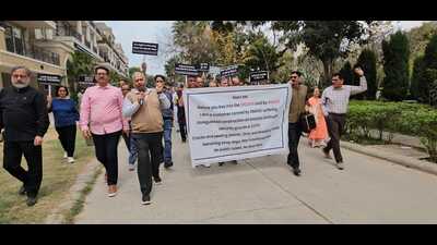 Omaxe Resident Welfare Association members during a protest in Mohali. (HT) Omaxe Resident Welfare Association members during a protest in Mohali. (HT)