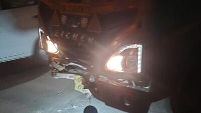 The collision was so intense that the tempo was completely damaged and the front part of the dumper as well. (Ht Photo) The collision was so intense that the tempo was completely damaged and the front part of the dumper as well. (Ht Photo)