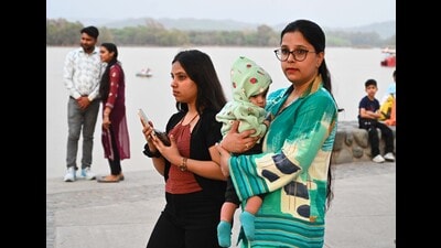 The minimum temperature also dipped from 17.2°C on Saturday to 16°C on Sunday, 0.3 degree below normal. (Keshav SIngh/HT) The minimum temperature also dipped from 17.2°C on Saturday to 16°C on Sunday, 0.3 degree below normal. (Keshav SIngh/HT)