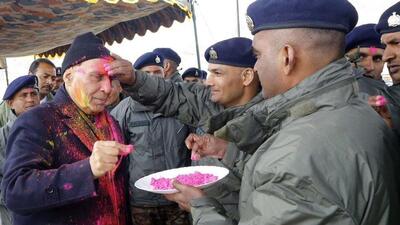 Union defence minister Rajnath Singh celebrated Holi festival with troops at Ladakh on Sunday (Twitter/@rajnathsingh)