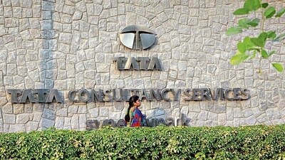 TCS witnessed the highest decline in market valuation among the top 10 firms (Bloomberg) TCS witnessed the highest decline in market valuation among the top 10 firms (Bloomberg)