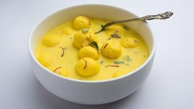 Garnishes: Rasmalai is often garnished with chopped nuts like pistachios or almonds, adding a delightful crunch to the creamy indulgence and enhancing the overall sensory experience. (Pinterest) Garnishes: Rasmalai is often garnished with chopped nuts like pistachios or almonds, adding a delightful crunch to the creamy indulgence and enhancing the overall sensory experience. (Pinterest)