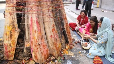 Women perform rituals during preparation of Holika Dahan on the eve of Holi festival in Patna, Bihar. (HT Photo/Santosh Kumar)