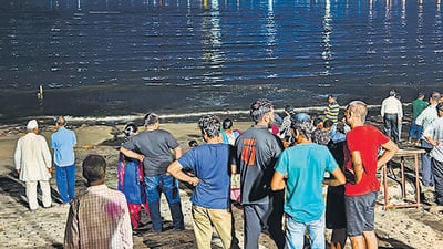 Mumbai, India. Mar 25, 2024 : Family members and friends gather at the drowning site. Five youths from Sanjay Nagr, Mahim drowned in the sea behind Hinduja Hospital on Sunday. While local residents and fire brigade officials managed to rescue four of the youths and promptly admitted them to Hinduja Hospital, one youth remains missing. Mar 25,2024. (Photo by Raju Shinde/HT Photo)