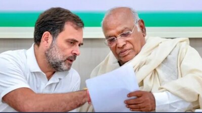Congress president Mallikarjun Kharge and MP Rahul Gandhi.