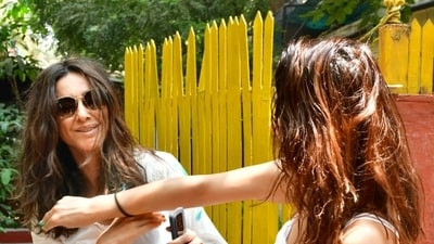 Anusha and Shibani play with colours outside the party venue.&nbsp; 