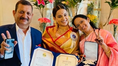Kangana Ranaut predominantly works in Hindi films, and has done a few Tamil films such as Thalaivii (2021) and Chandramukhi 2 (2023). She has won four National Film Awards, five Filmfare Awards, three International Indian Film Academy Awards, and one award each from the Screen, Zee Cine, SIIMA, and Producers Guild award ceremonies. In 2021, Kangana dedicated a sweet post thanking her parents after accepting her fourth National Film Award; she received the Best Actress award for her films Panga and Manikarnika: The Queen Of Jhansi. 