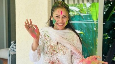 Shehnaaz Gill also shared pictures from her Holi celebrations this year. Later, she was also spotted outside a Holi party where she told the photographers to take a day off on the occasion of Holi and enjoy. 