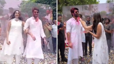 Vijay Deverakonda and Mrunal Thakur also applied colours on each other. Vijay Deverakonda and Mrunal Thakur also applied colours on each other.