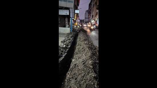 On March 11, the Road Department carried out road resurfacing work at a stretch connecting Tilak Smarak Mandir and the Perugate area. (HT PHOTO)