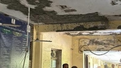A government employee working in the building said that in August 2021 the ceiling in the passage of the tehsildar’s office had collapsed. A government employee working in the building said that in August 2021 the ceiling in the passage of the tehsildar’s office had collapsed.