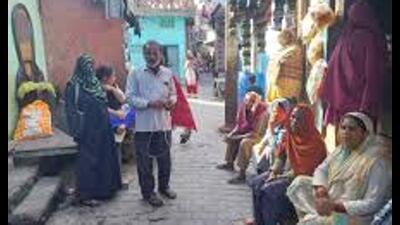 Akbar Nagar residents start vacating houses, LDA extends PM Awas registration time (File pic) Akbar Nagar residents start vacating houses, LDA extends PM Awas registration time (File pic)