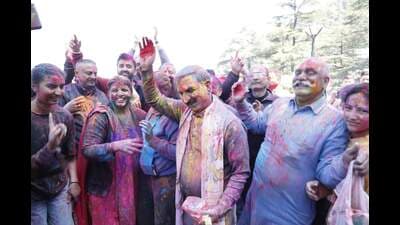 Amidst ongoing political upheaval, Pradesh Congress Committee president Pratibha Singh and her son, public works department minister Vikramaditya Singh, joined chief minister Sukhvinder Singh Sukhu at his official residence, Oakover, for Holi festivities. (HT Photo) Amidst ongoing political upheaval, Pradesh Congress Committee president Pratibha Singh and her son, public works department minister Vikramaditya Singh, joined chief minister Sukhvinder Singh Sukhu at his official residence, Oakover, for Holi festivities. (HT Photo)