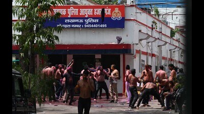 At Hazratganj police station, cops were seen dancing to the beats of some pulsating Holi music. (Deepak Gupta/ht)