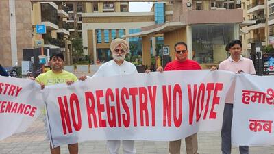 Earlier on March 15, HT reported that the ”No Registry, No Vote” banners were put up at Sector 75’s Futec Gateway society on March 10, where about 566 homebuyers have been waiting for their registries since 2015. Later, several more housing societies started putting up similar banners. (HT Photo) Earlier on March 15, HT reported that the ”No Registry, No Vote” banners were put up at Sector 75’s Futec Gateway society on March 10, where about 566 homebuyers have been waiting for their registries since 2015. Later, several more housing societies started putting up similar banners. (HT Photo)