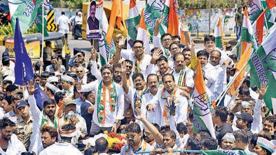 Nagpur, Mar 26 (ANI): Congress candidate from West Nagpur Constituency, Vikas Thakre with Maharashtra party president Nana Patole, NCP (Sharadchandra Pawar) leader Anil Deshmukh and MVA leaders during the rally for filing his nomination papers ahead of Lok Sabha elections, in Nagpur on Tuesday. (ANI Photo) (Chandrakant Paddhane)
