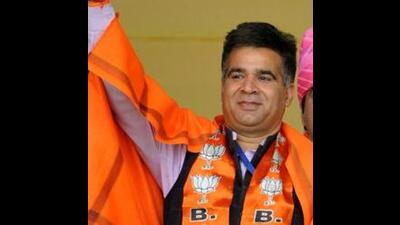 The BJP is unlikely to field its J&K president Ravinder Raina from the Anantnag- Poonch-Rajouri Lok Sabha seat after news floated that former Union minister Ghulam Nabi Azad will likely be a joint candidate of the Apni Party and Azad’s party Democratic Progressive Azad Party (DPAP) for the Lok Sabha seat. (HT File) The BJP is unlikely to field its J&K president Ravinder Raina from the Anantnag- Poonch-Rajouri Lok Sabha seat after news floated that former Union minister Ghulam Nabi Azad will likely be a joint candidate of the Apni Party and Azad’s party Democratic Progressive Azad Party (DPAP) for the Lok Sabha seat. (HT File)