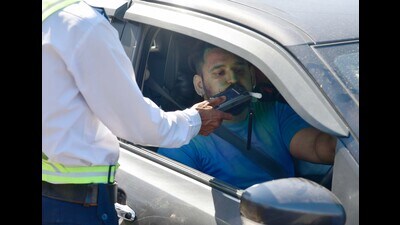 Traffic police personnel conduct a breathalyser test to check drunk driving in Chandigarh on Monday. (RAVI KUMAR/HT) Traffic police personnel conduct a breathalyser test to check drunk driving in Chandigarh on Monday. (RAVI KUMAR/HT)