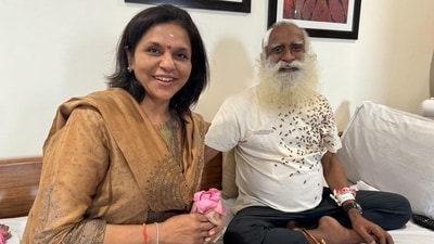 Joint managing director of Apollo Hospitals group, Sangita Reddy meets spiritual leader Sadhguru Jaggi Vasudev in Delhi hospital. (X/ Dr. Sangita Reddy)