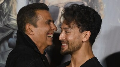 Akshay Kumar (L) and Tiger Shroff (R) share a laugh at the event. When Akshay was asked about what advice he would give to Tiger, he teased him indirectly about Disha Patani and said “Main ye kahunga ki Tiger, humesha ek hi Disha mein raha karo (Always stay in one direction)!” (Photo by SUJIT JAISWAL / AFP) (AFP) Akshay Kumar (L) and Tiger Shroff (R) share a laugh at the event. When Akshay was asked about what advice he would give to Tiger, he teased him indirectly about Disha Patani and said “Main ye kahunga ki Tiger, humesha ek hi Disha mein raha karo (Always stay in one direction)!” (Photo by SUJIT JAISWAL / AFP) (AFP)