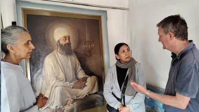 Art restorer Ian Barrand and visual artist Bhajan Kaur Hunjan with actor Deepti Naval. (HT Photo)