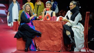 Actors Konkona Sen Sharma and Neha Dhupia along with designer Sohaya Misra paused to sit down and sip on tea at a makeshift setup on the ramp