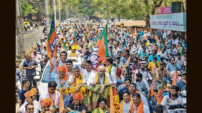 Former Karnataka Chief Minister BS Yediyurappa with BJP candidate from Belagavi Lok Sabha constituency Jagadish Shettar during a road show ahead of the general election, in Belgaum on Wednesday. (PTI)