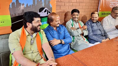Pune LS candidates Murlidhar Mohol and Ravindra Dhangekar met on Wednesday. (HT PHOTO)