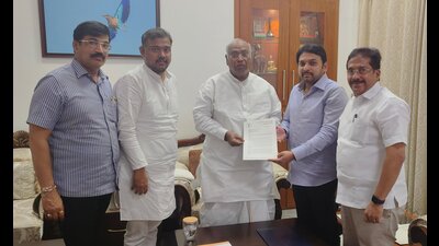Vishal Patil and another senior Congress leader Vishwajeet Kadam met Congress President Mallikarjun Kharge in Delhi on Wednesday. (HT PHOTO) Vishal Patil and another senior Congress leader Vishwajeet Kadam met Congress President Mallikarjun Kharge in Delhi on Wednesday. (HT PHOTO)