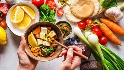 You can improve your digestion by fixing your dinner time a little early in the evening. Here’s what happens when you eat dinner at the right time. (Unsplash) You can improve your digestion by fixing your dinner time a little early in the evening. Here’s what happens when you eat dinner at the right time. (Unsplash)