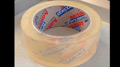 Snapshot of the "cellotape bracelet" by Balenciaga. (X/@kaiyabunga) Snapshot of the "cellotape bracelet" by Balenciaga. (X/@kaiyabunga)