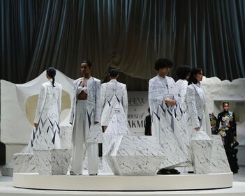 Rahul Mishra shut the show with model climbing onto a circular platform to unfold the pyramidal sculptures into trapeze-shaped coats and jackets, embroidered with the outline of mountainous landscapes Rahul Mishra shut the show with model climbing onto a circular platform to unfold the pyramidal sculptures into trapeze-shaped coats and jackets, embroidered with the outline of mountainous landscapes