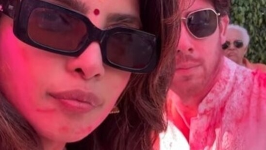 Priyanka can be seen encouraging Nick to shake a leg while the dhols are playing. Priyanka and Nick also posed with their family members including Madhu Chopra, cousin Mannara Chopra, and extended Chopra family.(Instagram)
