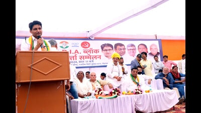Congress Rajya Sabha MP Deepender Hooda addresses a joint workers' meeting of INDIA alliance at Rohtak on Thursday. (Manoj Dhaka/HT) Congress Rajya Sabha MP Deepender Hooda addresses a joint workers' meeting of INDIA alliance at Rohtak on Thursday. (Manoj Dhaka/HT)